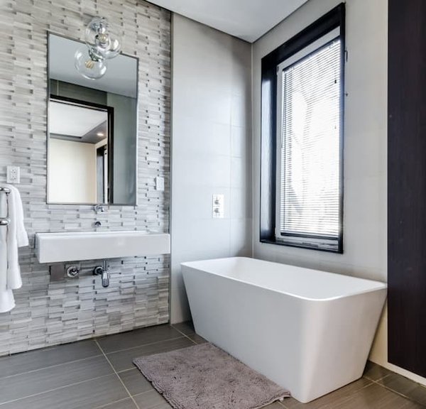Quelles sont les astuces pour maximiser l'espace dans une petite salle de bains sans sacrifier le style ?