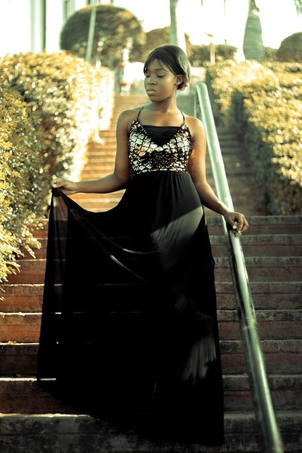 Quelles sont les meilleures façons de porter des manchettes en cuir avec une robe fourreau?