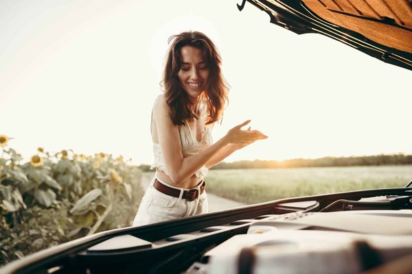 Quels modèles de bonnets tendance sont recommandés pour compléter une tenue hivernale de bureau?