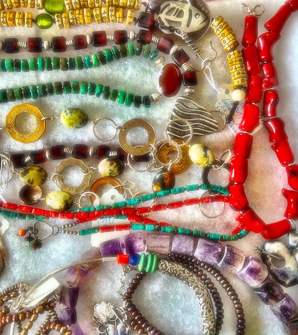 Comment porter des bijoux de corps avec goût lors d'un événement de plage élégant?